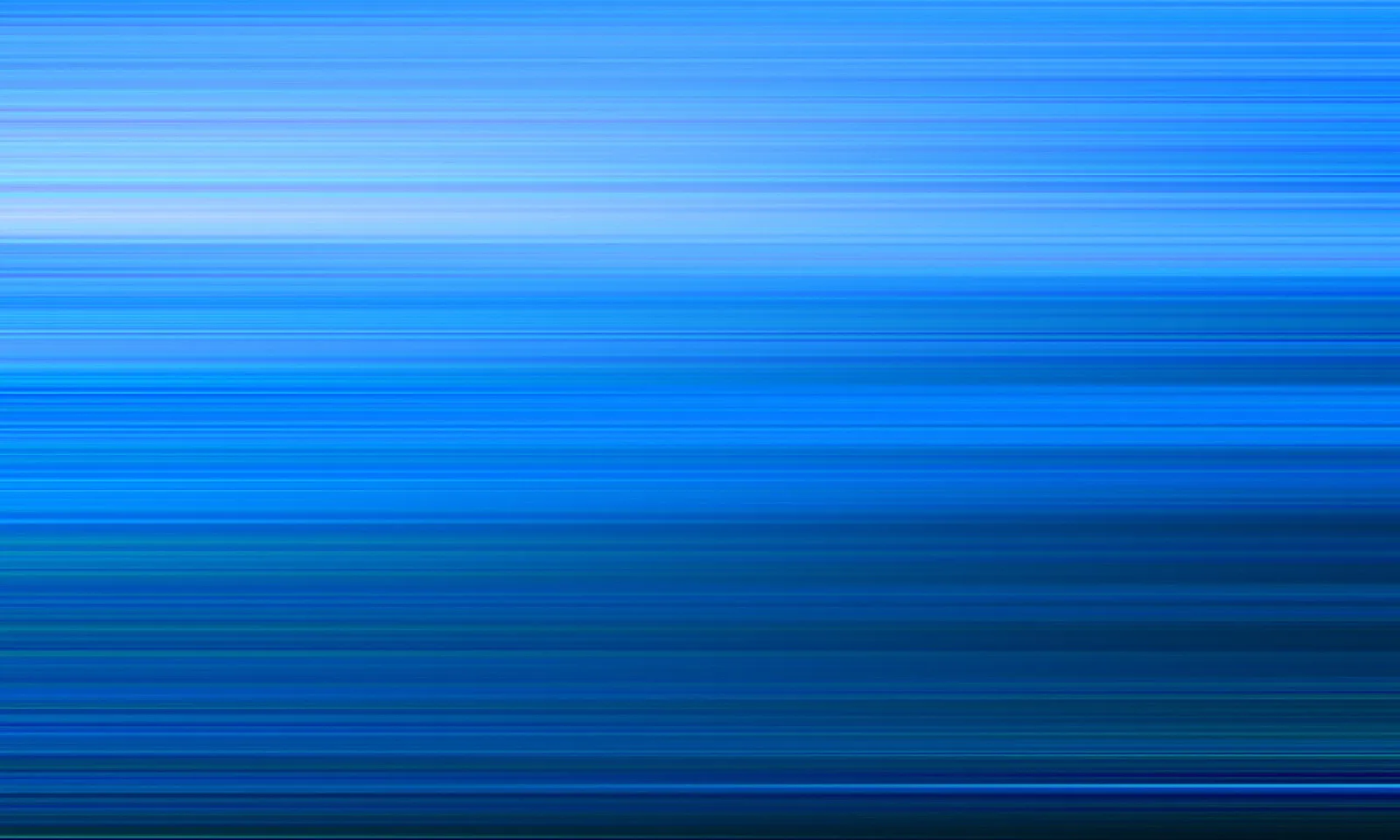 Abstrakte Komposition aus horizontalen blauen Streifen, die von hellem Hellblau oben zu dunklem Marineblau unten verlaufen, mit weichen Schlieren wie bei Bewegungsunschärfe.