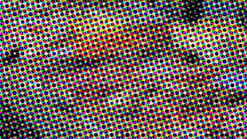Dichtes Raster aus kleinen, bunten Punkten in Rot, Grün, Blau, Gelb und Magenta auf schwarzem und weißem Grund.