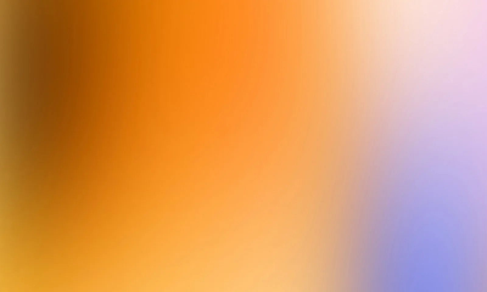 Weich verwischter Farbverlauf: links dunkles Braunorange, zur Mitte helles Orange, rechts zartes Rosa bis violettes Blau.