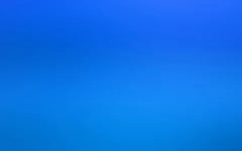 Flächiger Farbverlauf von dunklem Blau oben zu hellerem Blau unten, mit sanften horizontalen Schlieren.