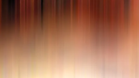 Abstrakte, vertikal verwischte Streifen in Rot, Braun und Creme, die nach unten heller werden.