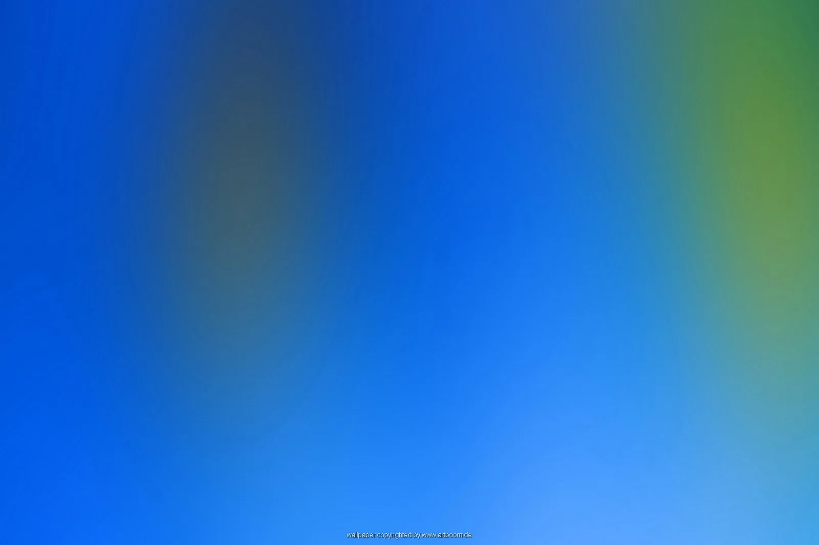 Verschwommene Farbverläufe in Blau mit einem olivgrünen Fleck rechts oben und einem helleren Blau unten rechts