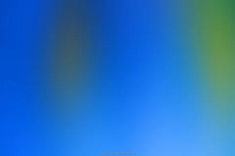 Verschwommene Farbverläufe in Blau mit einem olivgrünen Fleck rechts oben und einem helleren Blau unten rechts