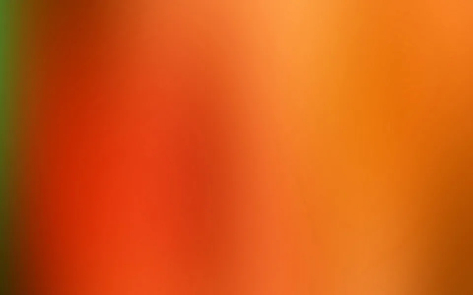 Unscharfer Farbverlauf von Rot über Orange bis Gelbocker, am linken Rand ein grüner Streifen.