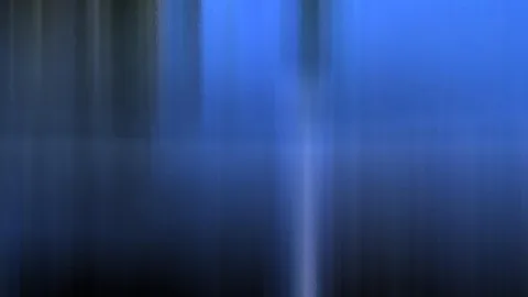 Abstrakte, vertikal verwischte Schlieren in Blau- und Dunkeltönen, mit einer hellen Linie knapp rechts der Bildmitte.
