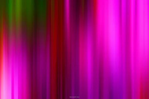 Abstrakter Hintergrund aus senkrechten, unscharfen Streifen in Magenta, Pink, Rot und Grün, rechts am intensivsten leuchtend.