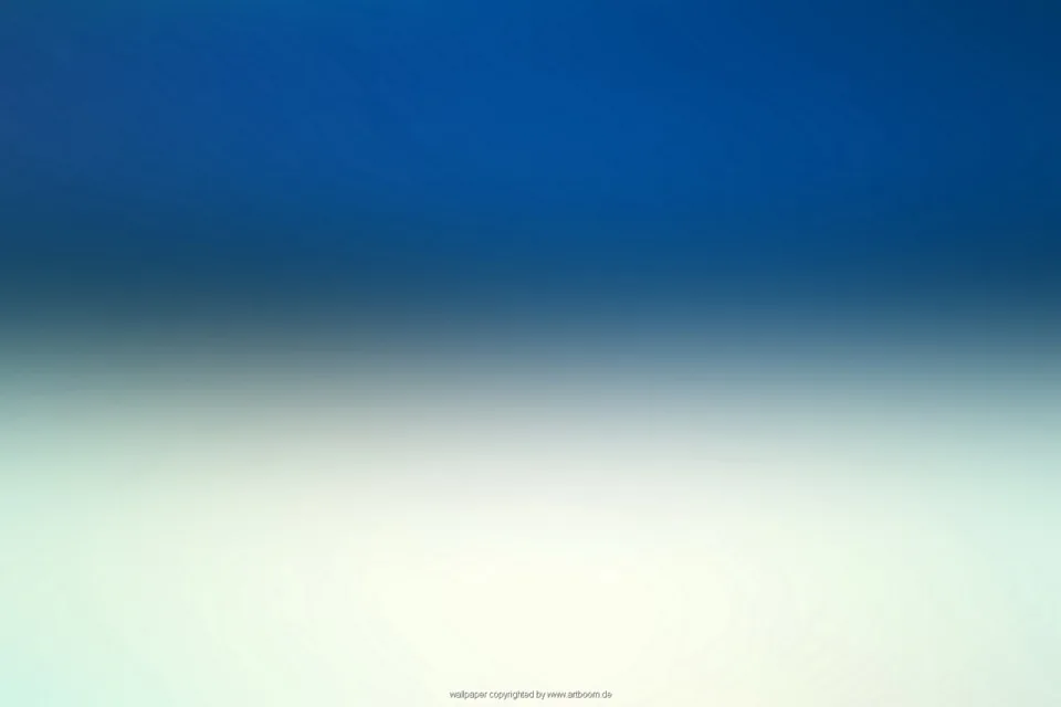 Weich verlaufende Fläche: oben tiefblau, in der Mitte graublau, unten helles Mintweiß mit einem leichten Leuchten im unteren Bildbereich.