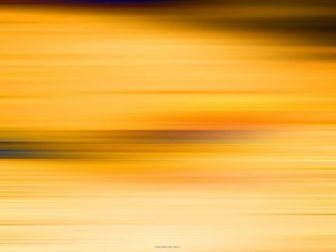 Abstrakte Aufnahme mit horizontalen, verwischten Streifen in Gold, Orange und Gelb, unten heller, oben mit dunklen Akzenten.