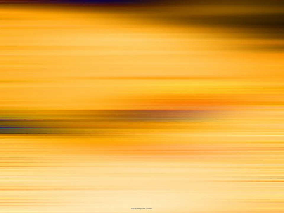 Abstrakte Aufnahme mit horizontalen, verwischten Streifen in Gold, Orange und Gelb, unten heller, oben mit dunklen Akzenten.