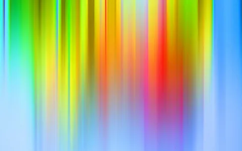 Abstrakte Komposition aus senkrechten, verwischten Farbstreifen in Grün, Gelb, Orange, Rot, Pink und Blau, die von oben nach unten fließen und unten in helles Hellblau übergehen.