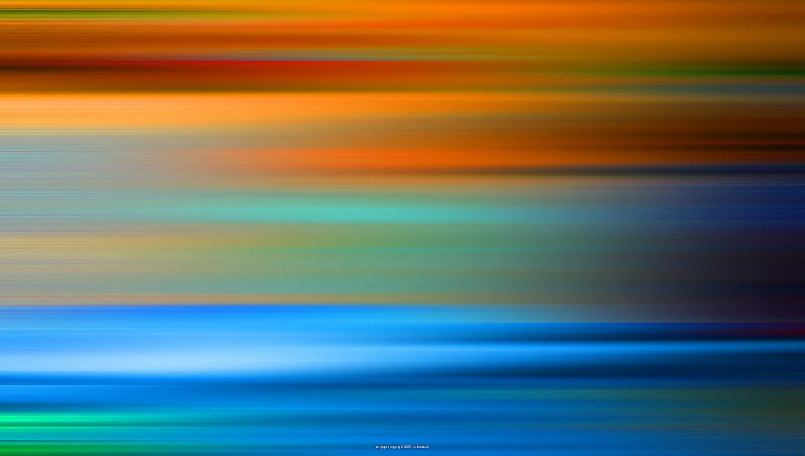 Horizontal verwischte Lichtstreifen in Orange, Blau, Türkis und Grün.