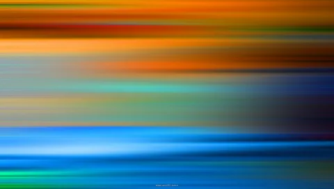 Horizontal verwischte Lichtstreifen in Orange, Blau, Türkis und Grün.