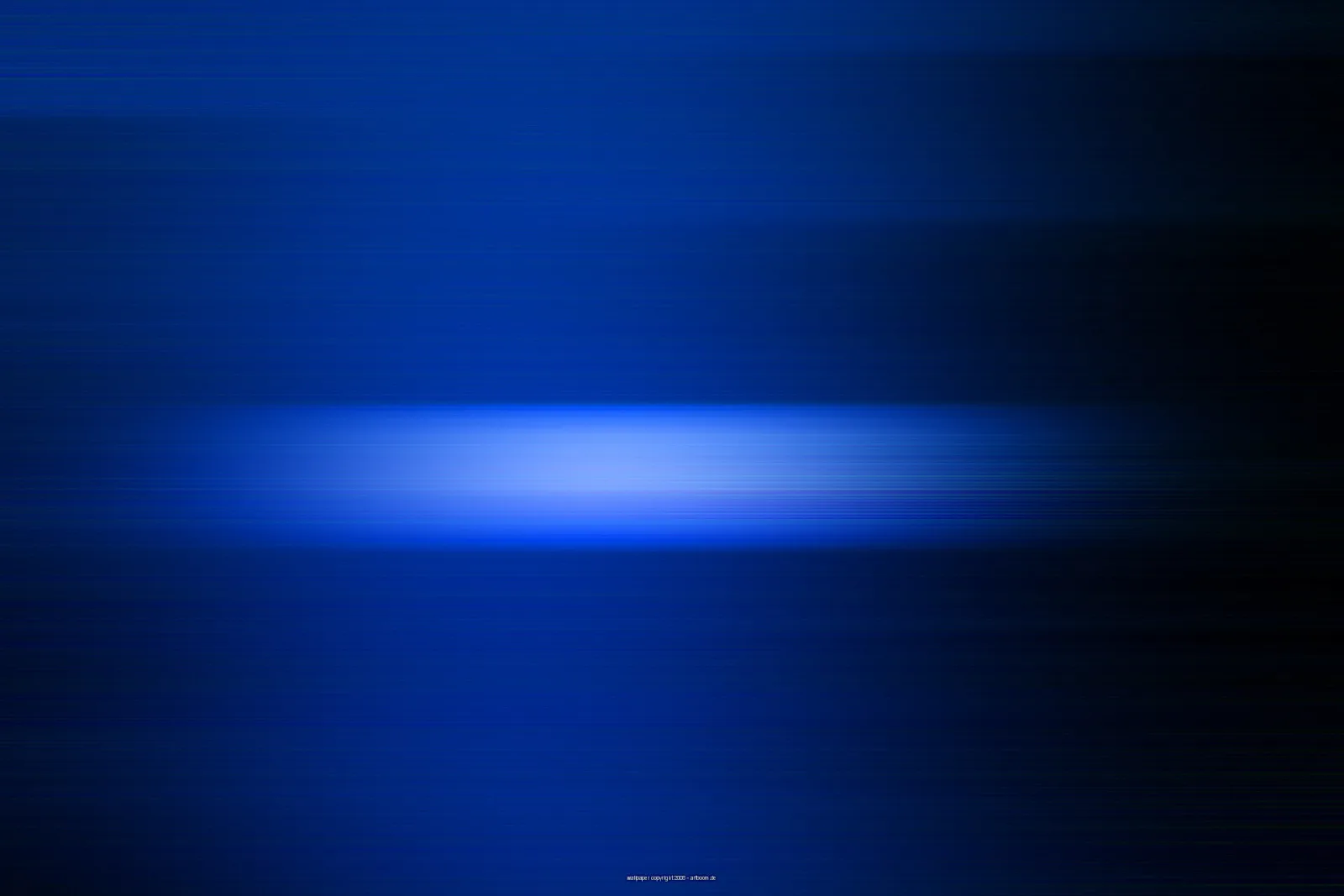 Waagerechter, hellblauer Lichtstreifen in der Bildmitte auf einem dunkelblauen Verlauf mit feinen horizontalen Linien.