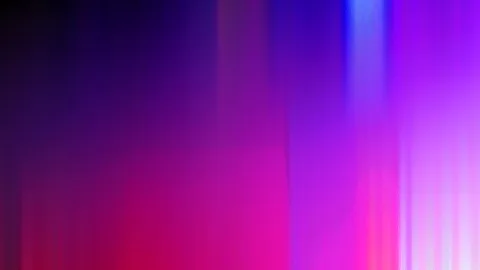 Vertikale violette, magentafarbene und blaue Lichtstreifen auf dunklem Grund, nach rechts heller werdend.