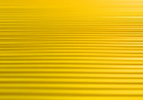 Gleichmäßige horizontale Linien in Gelb- und Goldtönen, die von oben nach unten dichter und heller wirken.