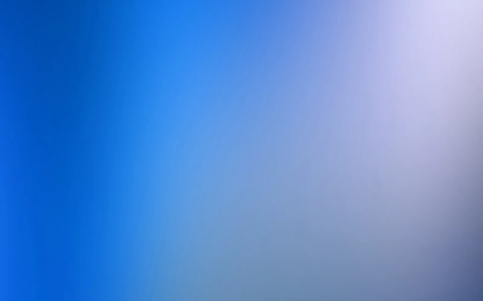 Unscharfer Farbverlauf von tiefem Blau links zu hellem Lavendel und Grau rechts oben