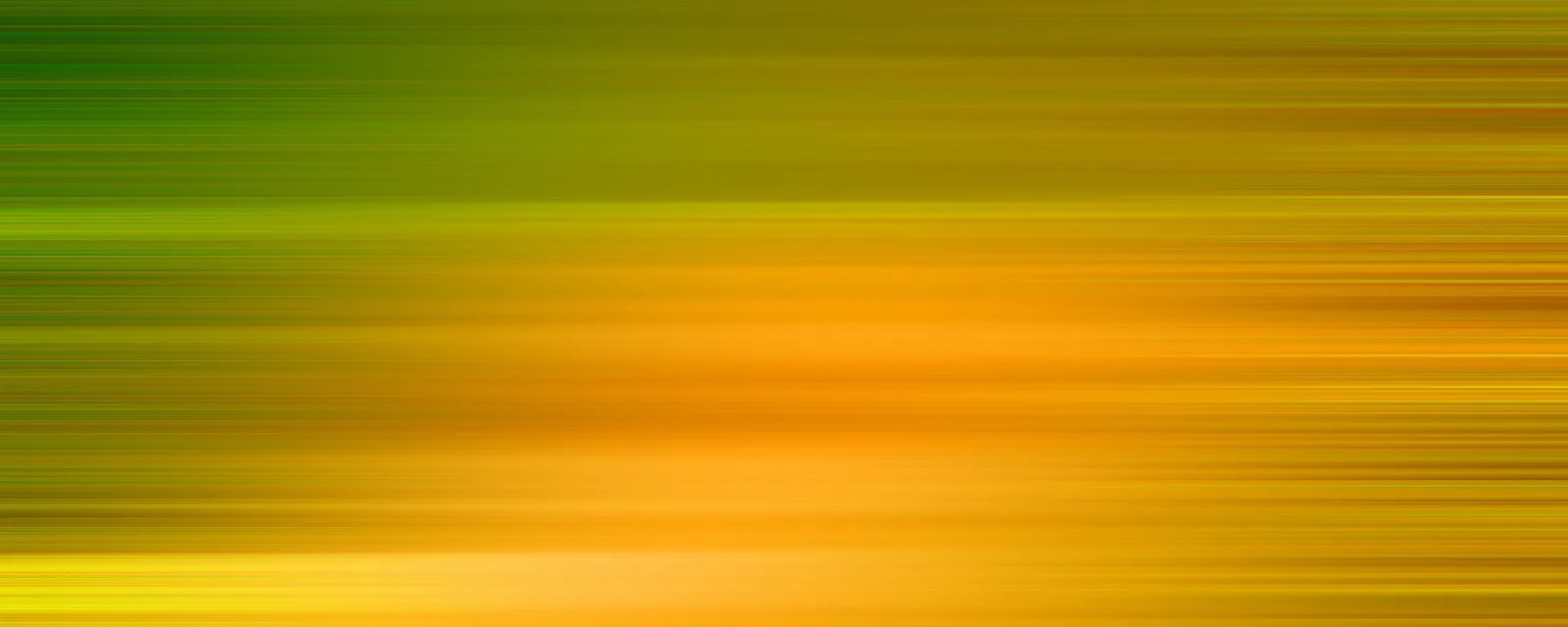 Abstrakte horizontale Streifen aus Lichtbewegung, die von Grün links in Gelb und Orange rechts übergehen.