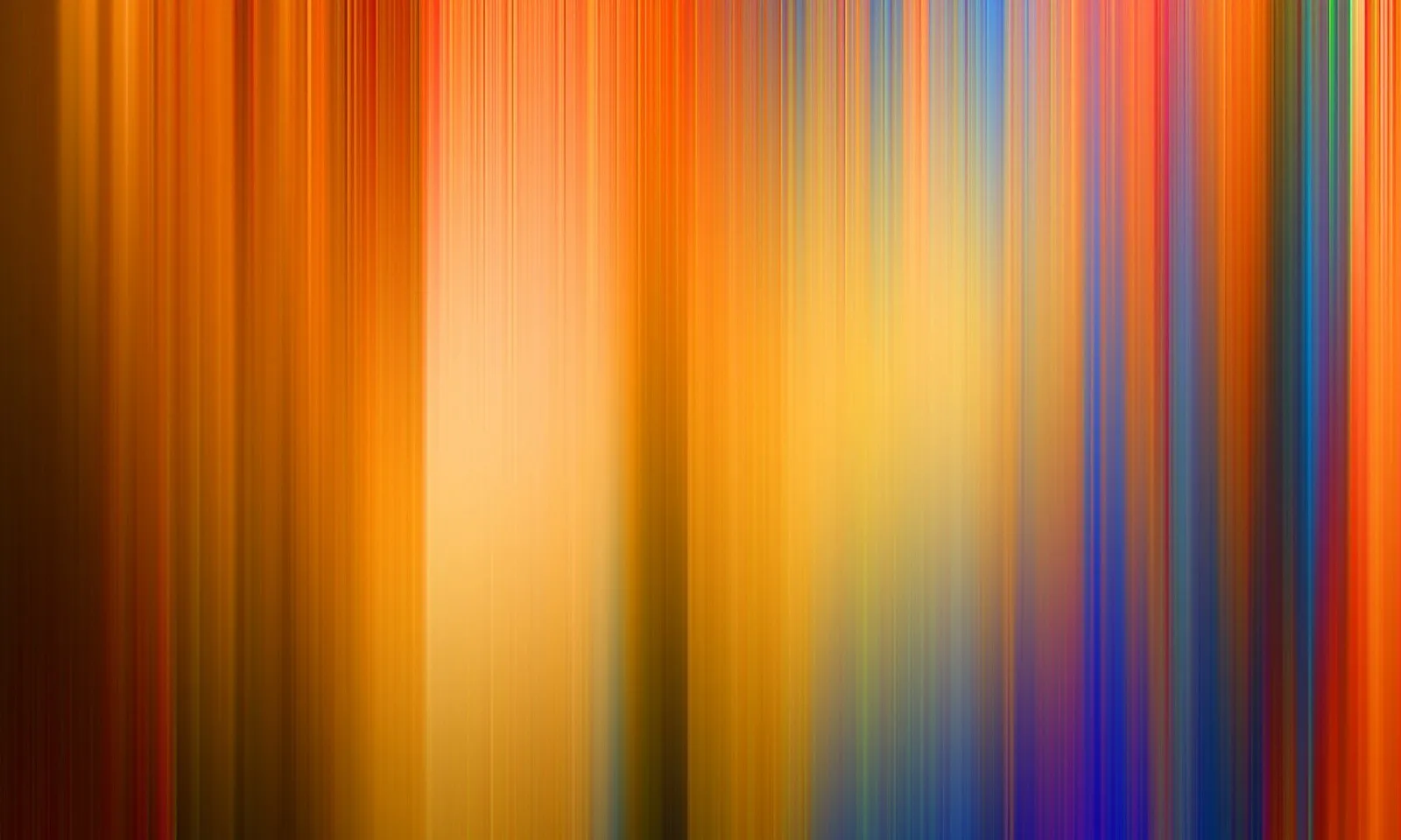 Abstrakte vertikale Streifen aus Orange, Gelb, Blau und Violett, die wie verwischte Lichtstrahlen nebeneinanderliegen, in der Mitte heller.
