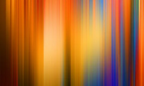 Abstrakte vertikale Streifen aus Orange, Gelb, Blau und Violett, die wie verwischte Lichtstrahlen nebeneinanderliegen, in der Mitte heller.