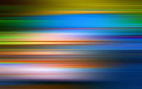 Abstrakte horizontale Streifen in Gelb, Grün, Blau, Orange und Weiß, die wie verwischte Lichtspuren von links nach rechts verlaufen.