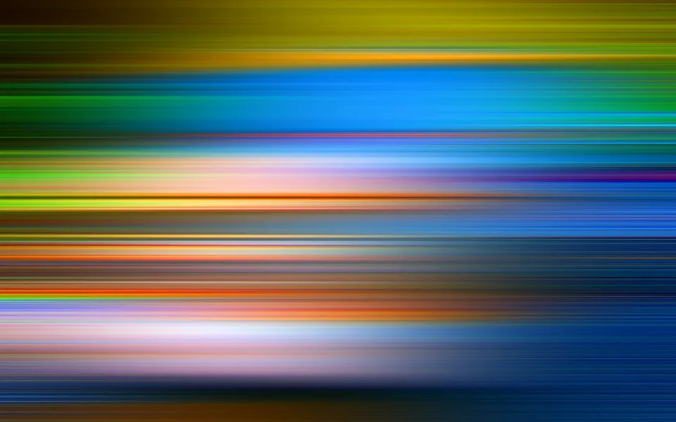 Abstrakte horizontale Streifen in Gelb, Grün, Blau, Orange und Weiß, die wie verwischte Lichtspuren von links nach rechts verlaufen.