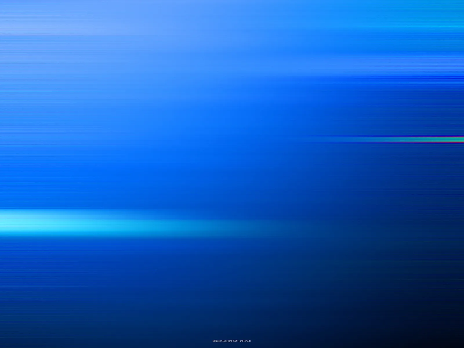 Horizontale blaue Lichtstreifen, ein helles türkisfarbenes Band links unten, rechts oben ein dünner grün-violetter Strich, dunkler Verlauf nach unten.