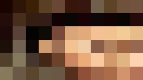 Mosaik aus quadratischen Pixeln in Braun-, Beige- und Ockertönen, ohne erkennbare Einzelmotive.