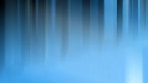 Abstrakte Komposition aus vertikalen, verwischten Streifen in Blau- und Grautönen, dunkler oben und heller zum unteren Rand hin.