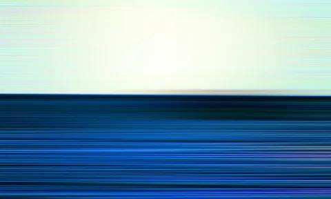 Horizontal verwischte Streifen: oben helles, blassgraues Licht, unten dunkles bis leuchtendes Blau, getrennt durch eine klare Horizontlinie.