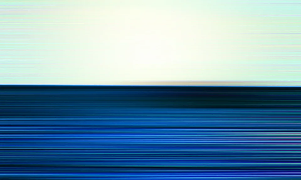 Horizontal verwischte Streifen: oben helles, blassgraues Licht, unten dunkles bis leuchtendes Blau, getrennt durch eine klare Horizontlinie.