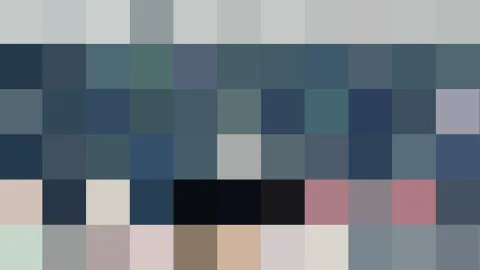 Abstraktes Mosaik aus rechteckigen Farbfeldern in Blau-, Grau- und Schwarztönen, oben helle Grautöne, unten vereinzelt Rosa und Beige.