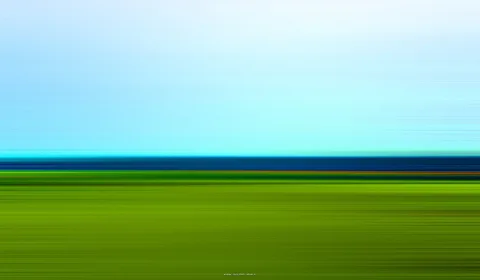 Abstrakte Landschaft mit hellblauem Himmel, einem dunkelblauen Streifen am Horizont und einer grünen, horizontal verwischten Fläche darunter.