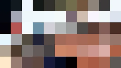 Quadratisches Raster aus Pixelblöcken in Schwarz, Grau, Weiß, Braun, Rot und Orange, dicht nebeneinander angeordnet.