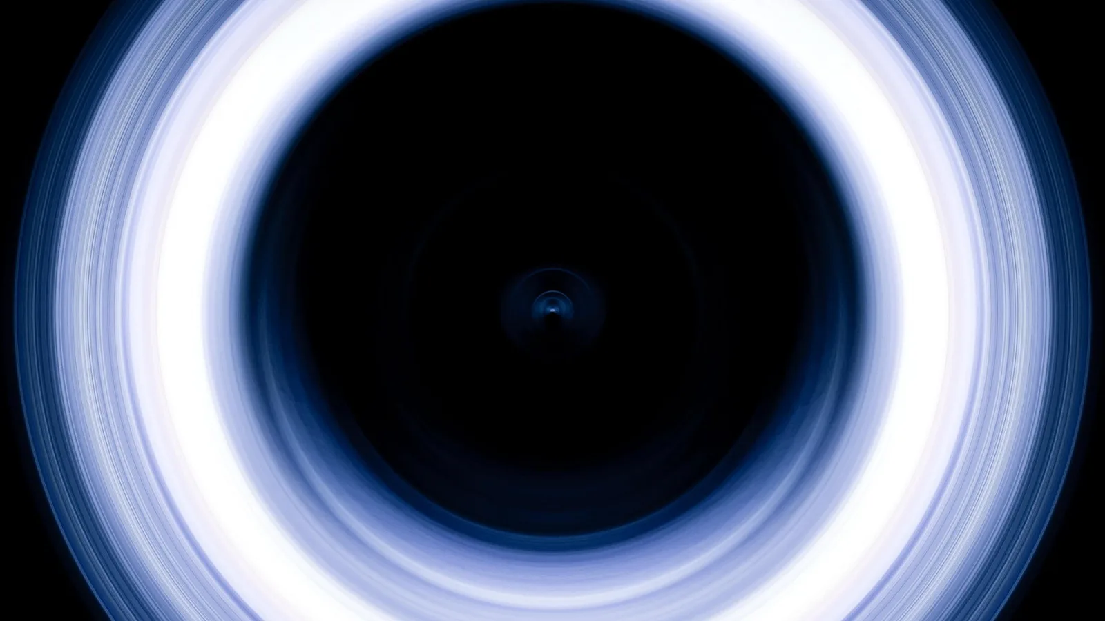 Ein leuchtender blau-weißer Ring aus feinen Streifen umgibt einen tiefschwarzen Kreis mit einem kleinen Lichtpunkt in der Mitte.
