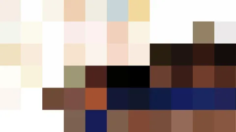 Grobes Pixelmosaik aus beigen, weißen, braunen, schwarzen und dunkelblauen Quadraten in einem Raster.