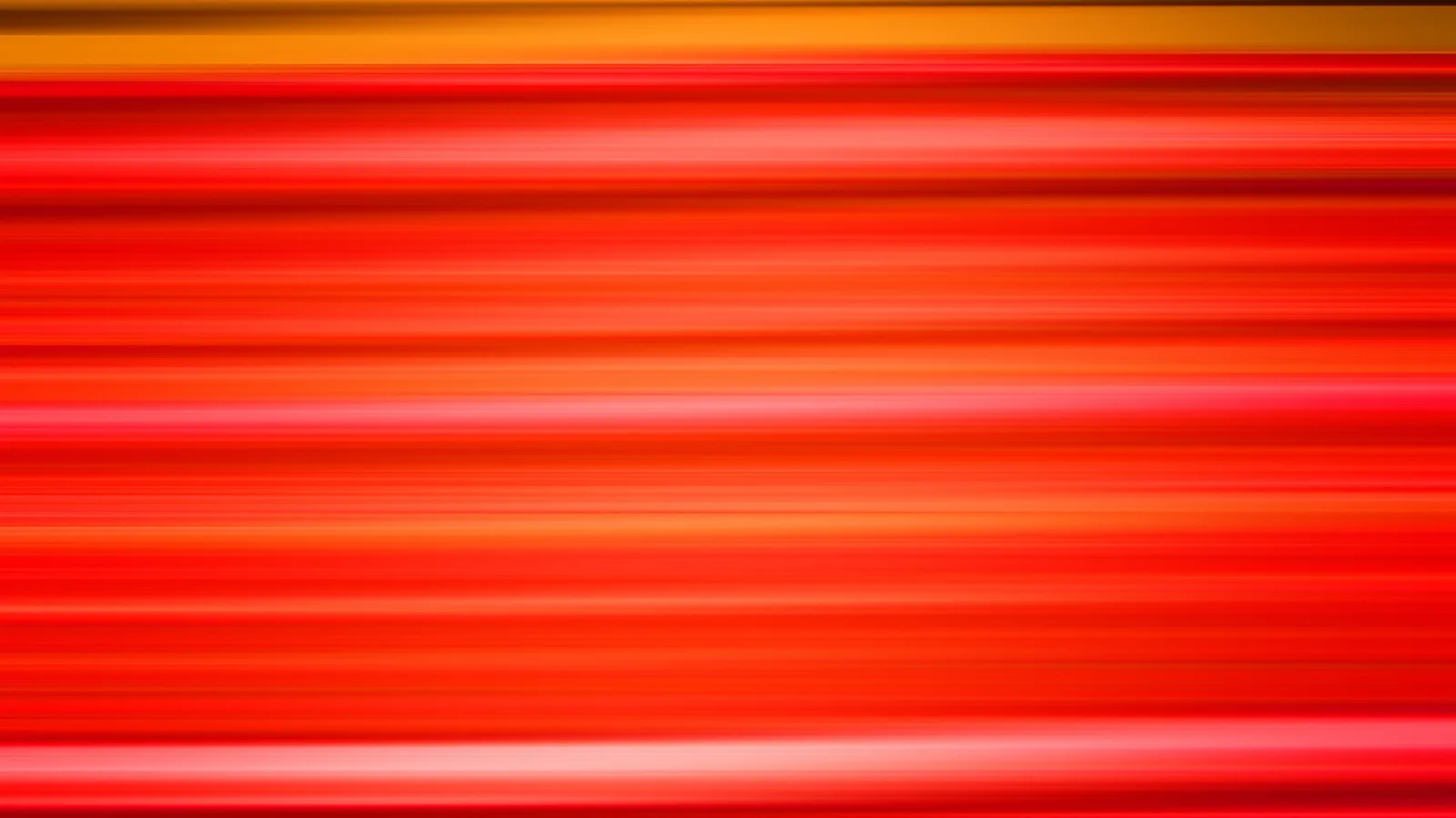 Abstrakte Komposition aus horizontalen, verschwommenen Streifen in Rot- und Orangetönen, mit hellen rosafarbenen Lichtbahnen und einem gelborangen Streifen am oberen Rand.