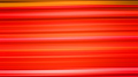 Abstrakte Komposition aus horizontalen, verschwommenen Streifen in Rot- und Orangetönen, mit hellen rosafarbenen Lichtbahnen und einem gelborangen Streifen am oberen Rand.