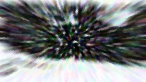 Abstrakte Komposition aus dunklen Grün- und Lilatönen, die von einem zentralen Punkt radial nach außen strahlen, mit hellen Schlieren am Rand und pixeligen Kanten.