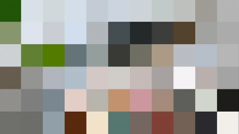 Ein Raster aus quadratischen Pixelblöcken in gedämpften Grau-, Grün-, Beige- und Rottönen, dazu einzelne dunkle und helle Felder.