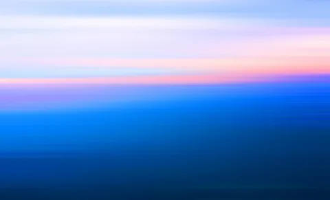 Horizontal verwischte Streifen in Weiß, Rosa und Blau, im unteren Bereich dunkles Blau mit sanftem Verlauf.