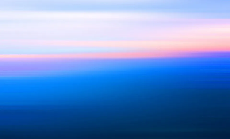 Horizontal verwischte Streifen in Weiß, Rosa und Blau, im unteren Bereich dunkles Blau mit sanftem Verlauf.