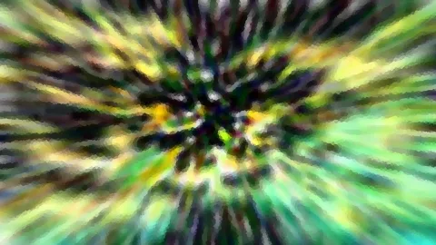 Abstrakte Komposition aus grünen, gelben und dunklen Streifen, die von einem dunklen Zentrum radial nach außen strahlen, mosaikartig pixelig.