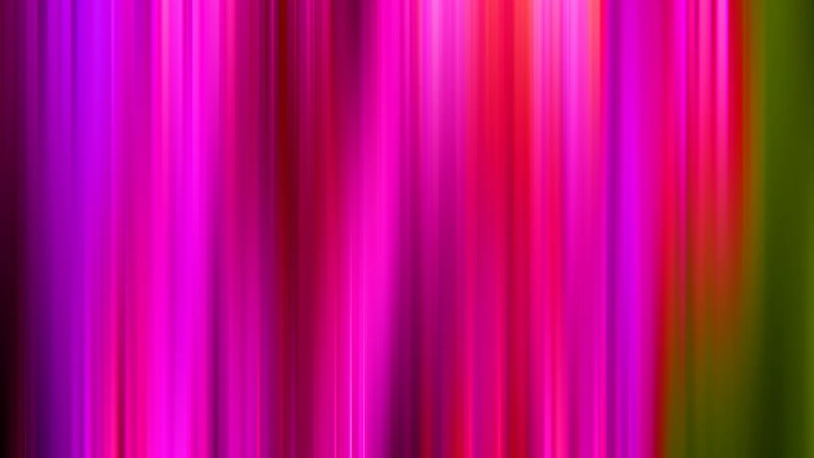 Abstrakte Komposition aus vertikalen, unscharfen Streifen in Magenta, Violett, Rot und Olivgrün, die von links nach rechts ineinander übergehen.