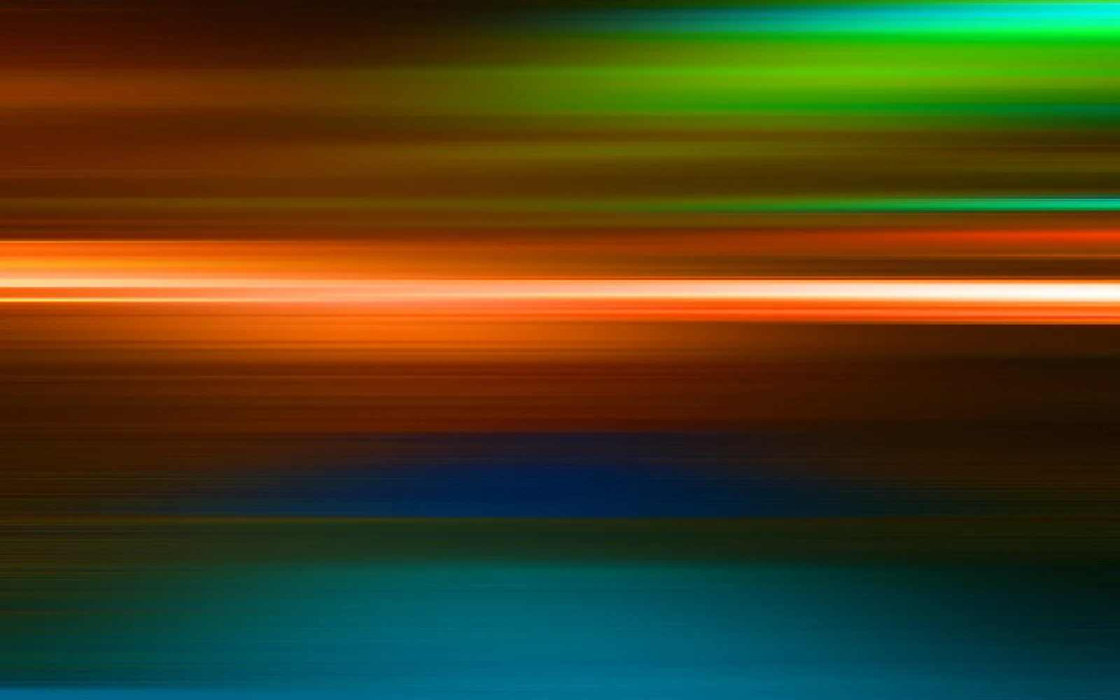 Abstrakte Bewegungsunschärfe mit horizontalen Streifen in Grün, Orange, Weiß und Blau auf dunklem Grund.