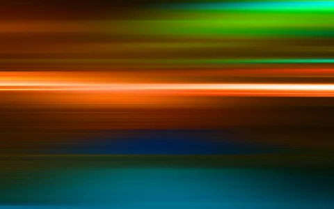 Abstrakte Bewegungsunschärfe mit horizontalen Streifen in Grün, Orange, Weiß und Blau auf dunklem Grund.