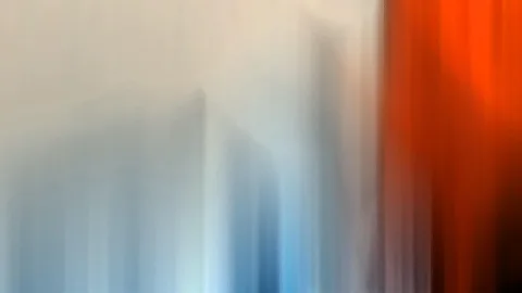 Abstrakte Bewegungsunschärfe mit vertikalen Streifen in Grau, Hellblau und leuchtendem Orangerot, rechts dominiert die warme Farbe.