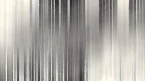 Abstraktes Bild aus vertikalen, verwischten Streifen in Grau und Weiß, dunklere Bereiche wechseln mit hellen.