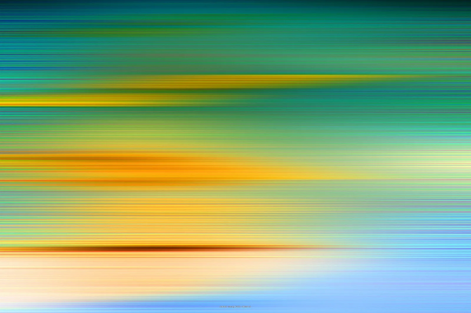 Abstrakte Komposition aus horizontal verwischten Linien in Grün, Gelb, Orange und Hellblau, die von oben dunkel nach unten hell verlaufen.