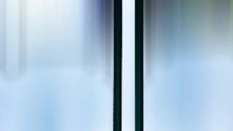 Abstrakte Fläche aus verwischten hellblauen und grauen Schlieren, in der Mitte zwei dunkle senkrechte Streifen mit einem hellen Spalt dazwischen.