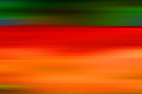 Abstrakte, horizontal verwischte Farbstreifen: oben dunkles Grün, darunter leuchtendes Rot und zum unteren Rand hin Orange.